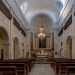 Entriamo nella chiesa per ritrovarci in un ambiente a tre navate absidali divise da quattro pilastri con archi a tutto sesto